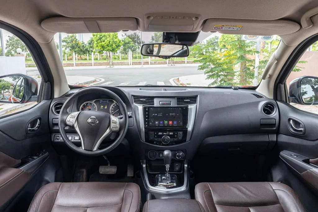 nội thất Nissan Terra 2019