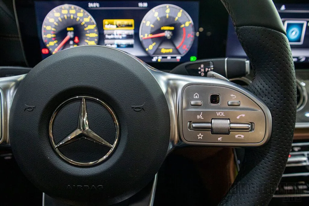 giá xe Mercedes E300